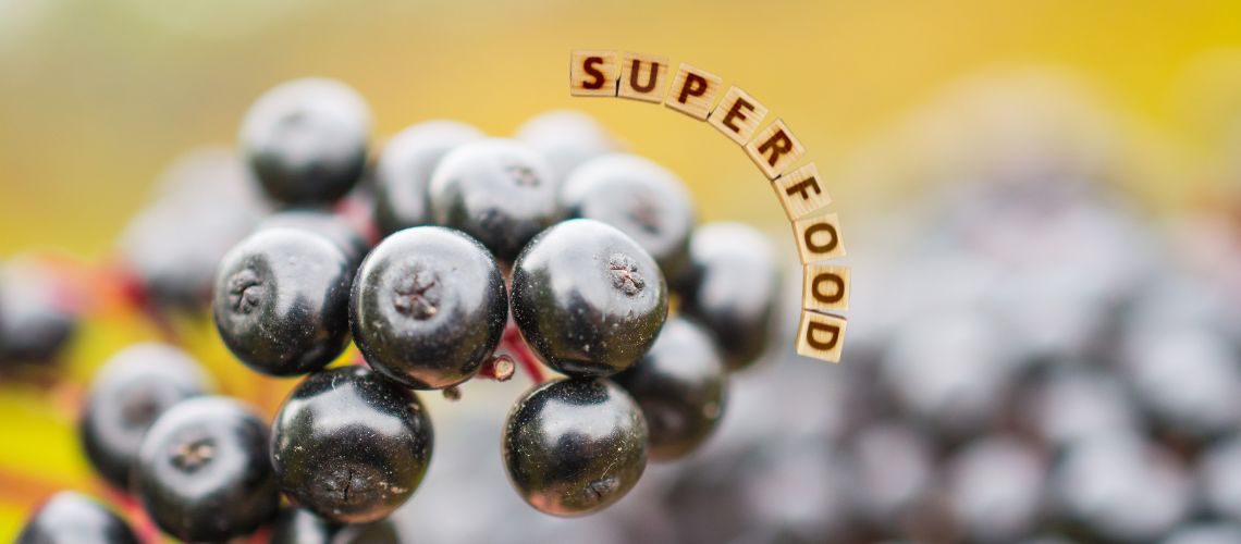 Holunderbeeren mit dem Schriftzug Superfood